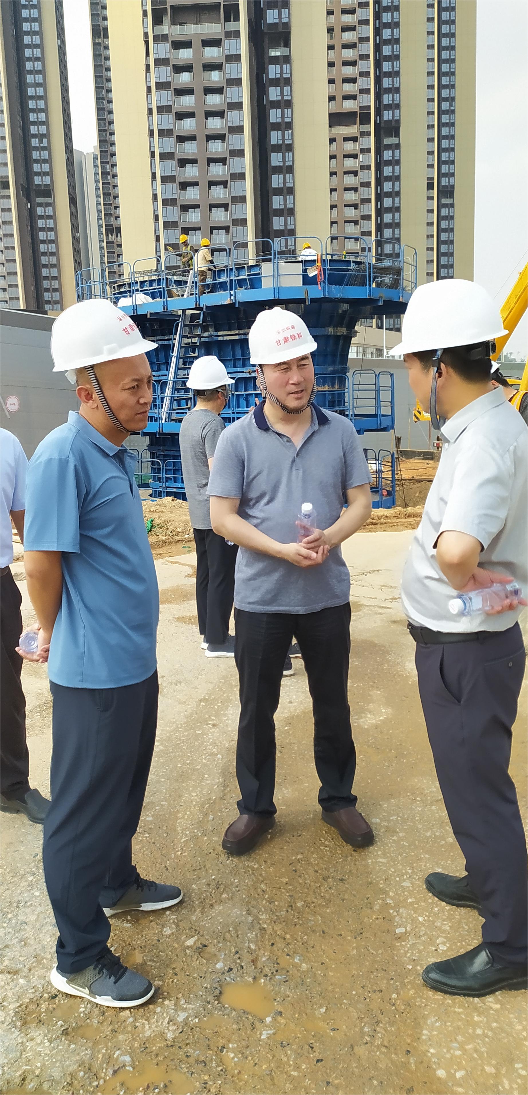 4月2日，陈英福检查深汕铁路老坑村特大桥.jpg