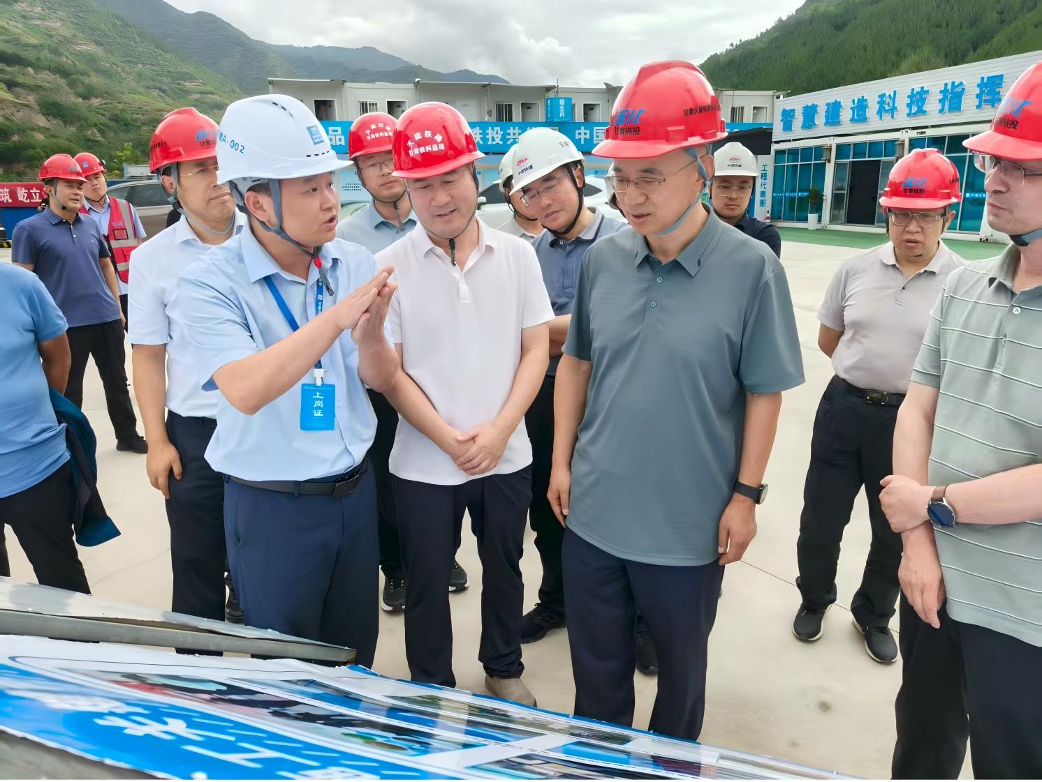 2-赵四辈（前排右一）听取天陇铁路全过程咨询项目建设情况汇报
